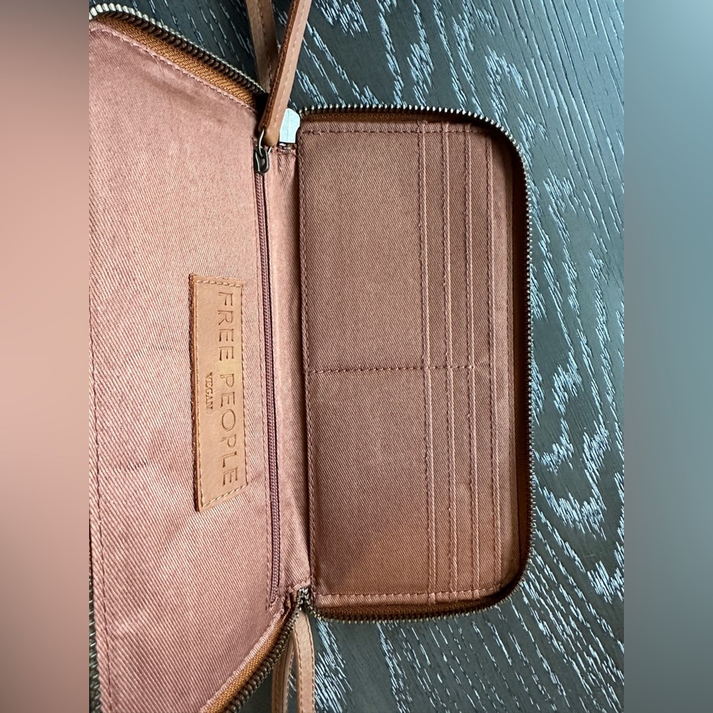 Free People Women’s Tan Vegan Leather Wristlet Wallet New - Picture 5 of 9